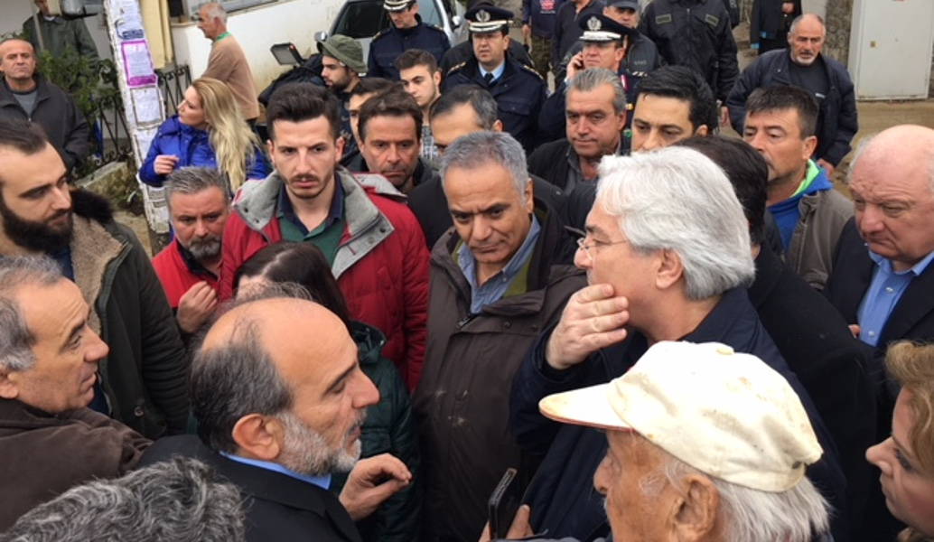 Αγρίνιο: Οργή κατοίκων κατά του Πάνου Σκουρλέτη – “Ντροπή σας, φτου!”, του φώναζαν (pics & vids)