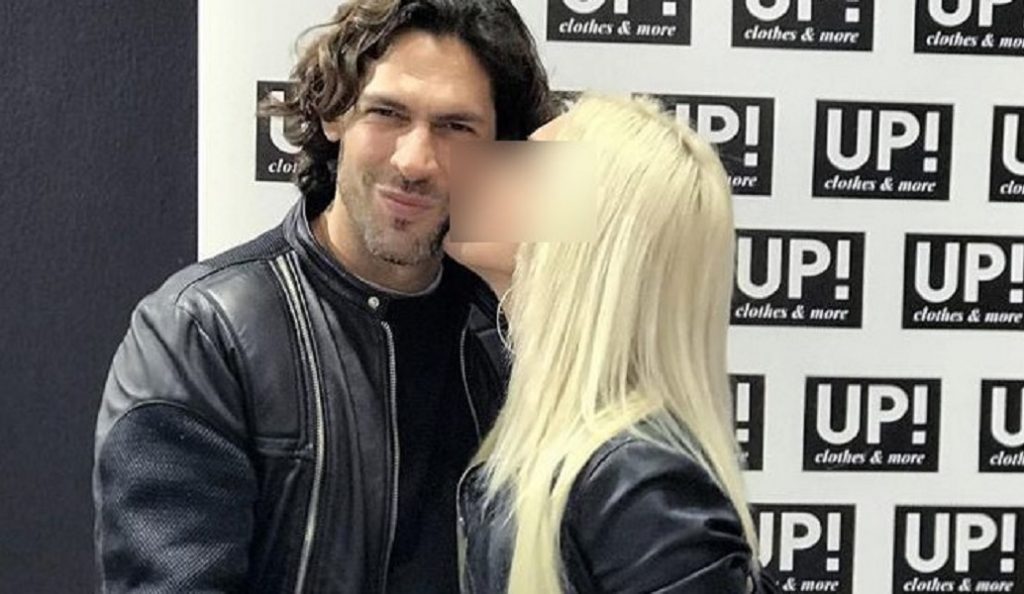 Δείτε ποια τραγουδίστρια φιλάει τον Σπαλιάρα (pics)