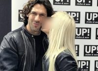 Δείτε ποια τραγουδίστρια φιλάει τον Σπαλιάρα (pics)