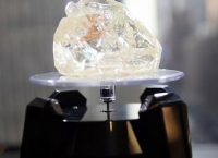 Αυτό είναι το διαμάντι της Ειρήνης που πουλήθηκε 6,5 εκατομμύρια δολάρια (pics)