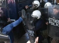 Ξύλο και χημικά στη Βουλή για τις απεργίες (pics & vid)