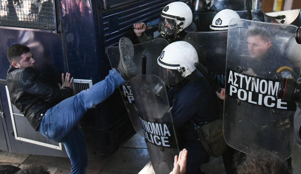 Ξύλο και χημικά στη Βουλή για τις απεργίες (pics & vid)