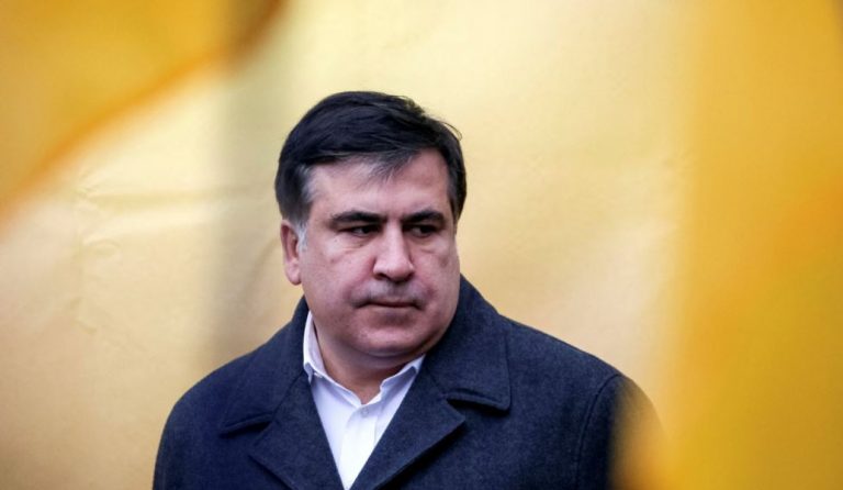 Γεωργία: Η στιγμή που ο πρώην Πρόεδρος απειλεί να πέσει από στέγη κτιρίου (vid)
