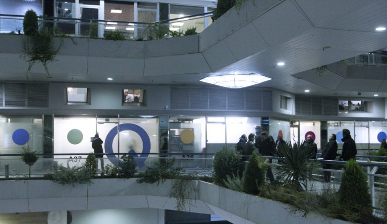 Ρουβίκωνας: Επίθεση σε εταιρεία διαχείρισης κόκκινων δανείων του ξαδέρφου του Ευκλείδη Τσκαλώτου (pics)