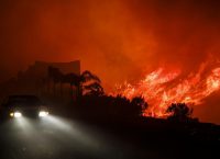 Πυρκαγιές στο Λος Άντζελες: Τουλάχιστον ένας νεκρός, απειλούνται σπίτια (vid)