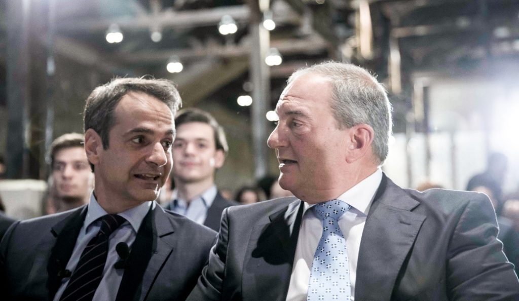 Η αιφνιδιαστική συνάντηση Μητσοτάκη – Καραμανλή