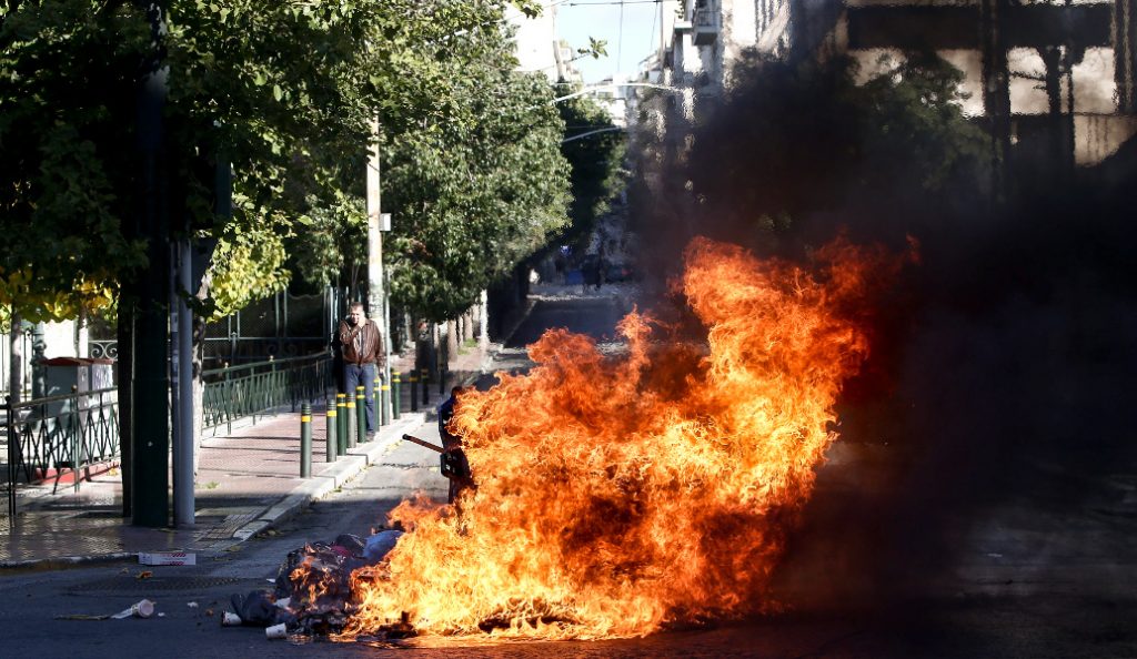 Επέτειος Γρηγορόπουλου: Πετροπόλεμος στα Προπύλαια – Ένταση στο συλλαλητήριο