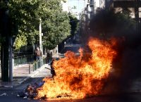 Επέτειος Γρηγορόπουλου: Πετροπόλεμος στα Προπύλαια – Ένταση στο συλλαλητήριο