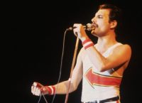 Queen: Εκτός της ταινίας Bohemian Rhapsody ο σκηνοθέτης Μπράιαν Σίνγκερ (vid)