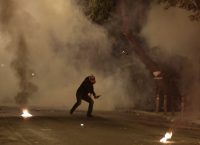 Εξάρχεια: Επίθεση κουκουλοφόρων με βόμβες μολότοφ έξω από το Πολυτεχνείο