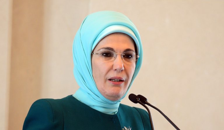 Επίσκεψη Ερντογάν: Αναβολή στη συνάντηση Εμινέ με τις Μπέτυ Μπαζιάνα και Σίσσυ Παυλοπούλου