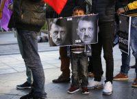 Επίσκεψη Ερντογάν: Διαμαρτυρία Κούρδων στην Αθήνα – Παρομοιάζουν τον Ερντογάν με τον Χίτλερ (pics)