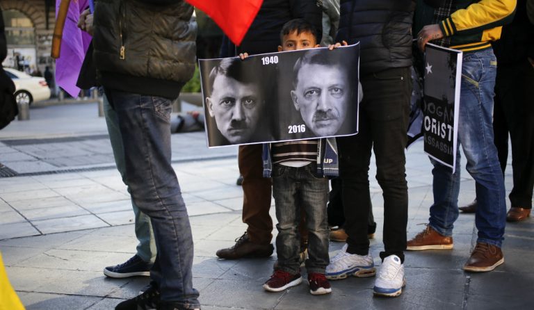 Επίσκεψη Ερντογάν: Διαμαρτυρία Κούρδων στην Αθήνα – Παρομοιάζουν τον Ερντογάν με τον Χίτλερ (pics)