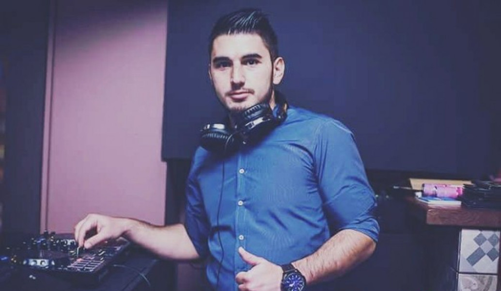Κωνσταντίνος Λούλας: Ο Dj Electrazon ρεμιξάρει το “Κ@ριόλα” και λέει ποιο τραγούδι είναι “άσσος στο μανίκι” (pic & vid)