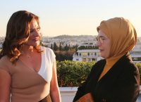 Εμινέ Ερντογάν – Μπέτυ Μπαζιάνα: Φιλική συζήτηση και τσάι στο roof garden στη Μεγάλη Βρετάνια (pics)