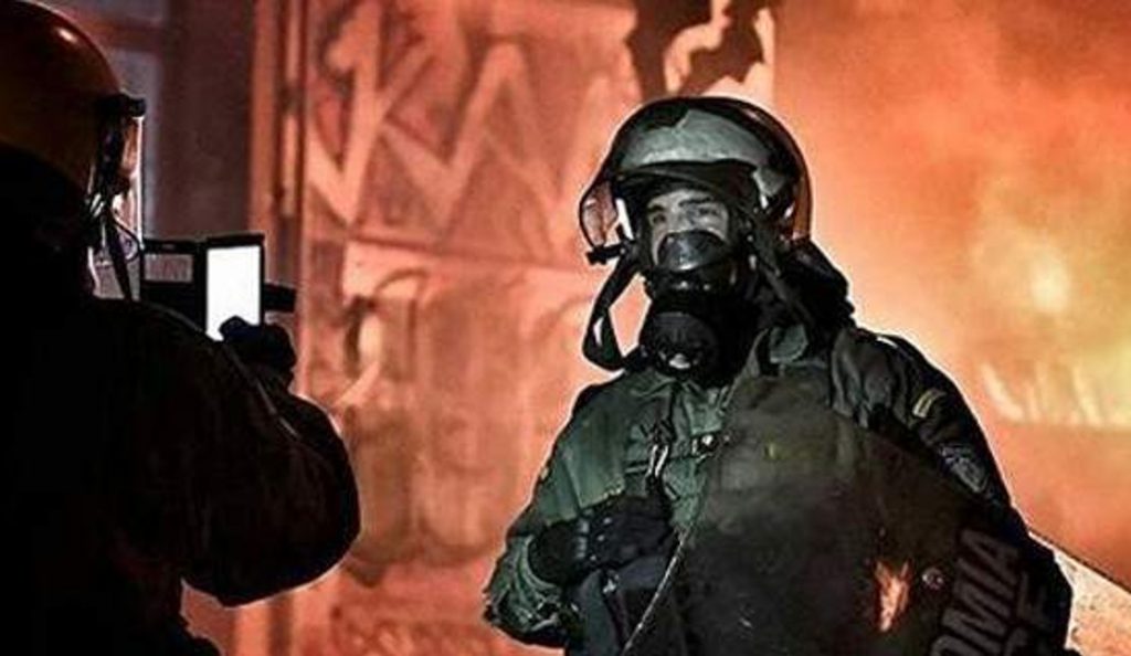 Viral: Άνδρες των ΜΑΤ βγάζουν selfie κατά τη διάρκεια επεισοδίων στα Εξάρχεια (pics)