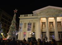 Δήμος Πειραιά: Άναψαν τα Χριστουγεννιάτικα λαμπάκια (vid)