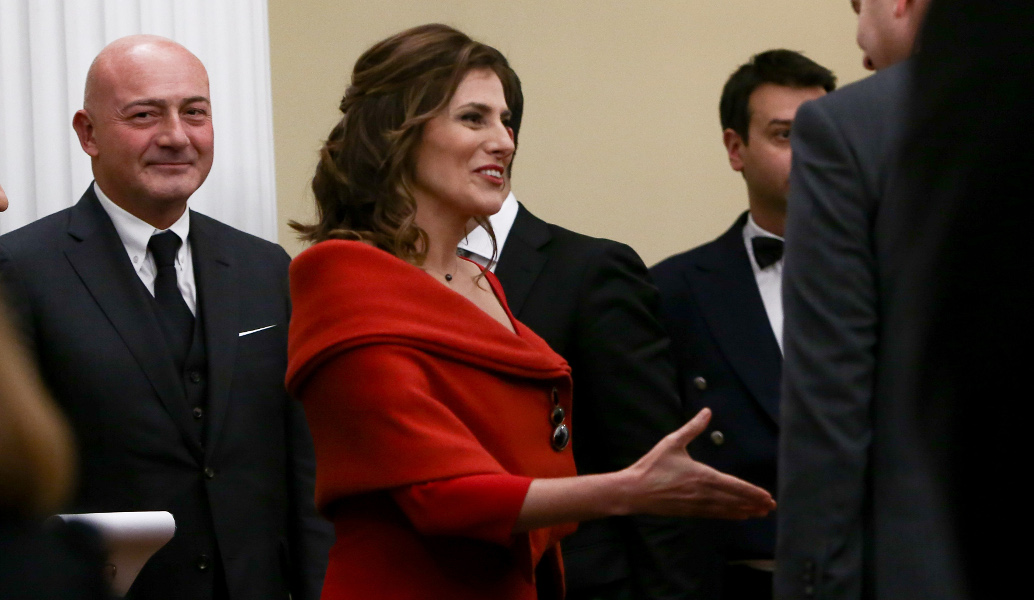 Μπέτυ Μπαζιάνα: Με κατακόκκινο φόρεμα στο Προεδρικό Μέγαρο (pics)