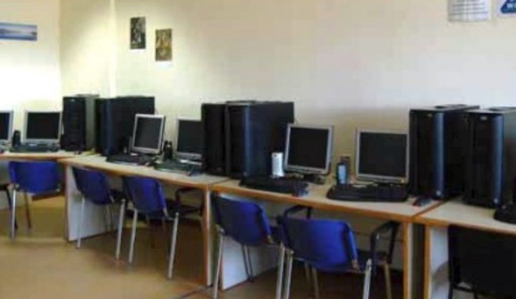 Δήμος Πειραιά: Δωρεά ηλεκτρονικών υπολογιστών στο 7ο Λύκειο