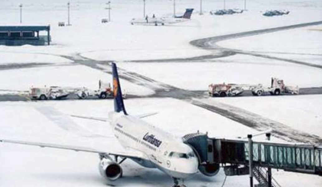 Γερμανία: Ακυρώσεις πτήσεων λόγω έντονων χιονοπτώσεων
