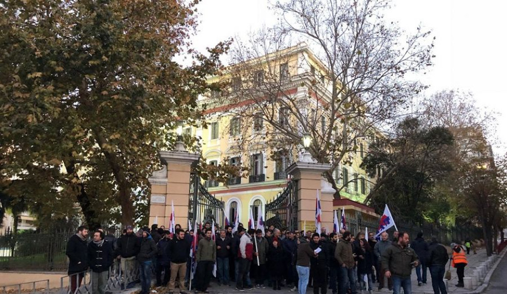 Θεσσαλονίκη: Κατάληψη στο Υπουργείο Μακεδονίας – Θράκης από μέλη του ΠΑΜΕ (vid)