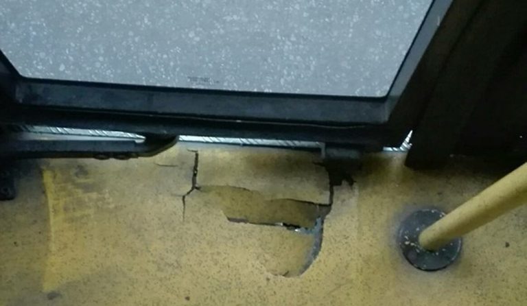 Θεσσαλονίκη: Τρύπα σε πάτωμα λεωφορείου – Φαίνεται το οδόστρωμα (pic)