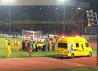 Οπαδοί του ΑΠΟΕΛ τραυμάτισαν ball-boy με κροτίδα! (vid)