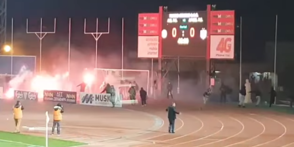 Διακοπή στο ΑΕΛ-ΑΠΟΕΛ και ξύλο ανάμεσα στους οπαδούς (vids)