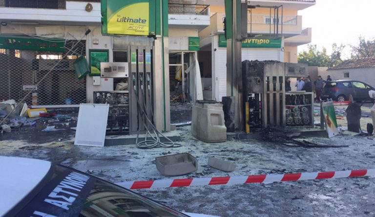 Ανάβυσσος: Τα πρώτα λεπτά μετά την έκρηξη στο πρατήριο υγρών καυσίμων (vid)