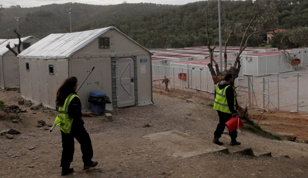 Λέσβος: Μεταφέρθηκαν τελικά οι 50 οικίσκοι για τη στέγαση των προσφύγων στη Μόρια