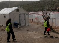 Λέσβος: Μεταφέρθηκαν τελικά οι 50 οικίσκοι για τη στέγαση των προσφύγων στη Μόρια