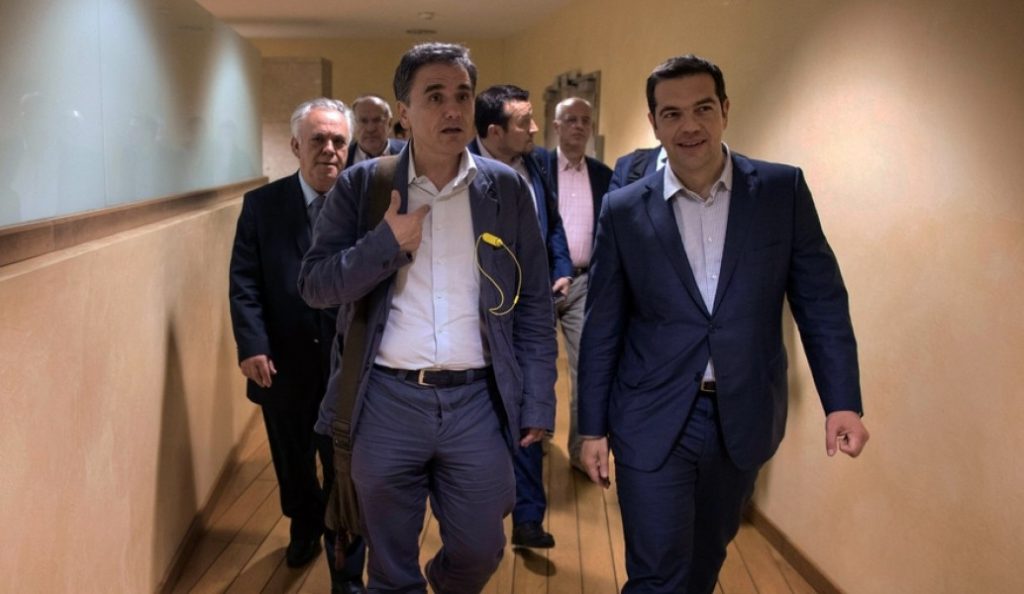 Forbes: Τα μνημόνια τελειώνουν, αλλά θα έρθει κι άλλος “πόνος”