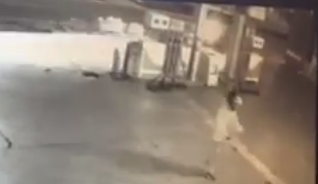 Βίντεο: Οι δράστες στην Ανάβυσσο τοποθετούν τον εκρηκτικό μηχανισμό και φεύγουν