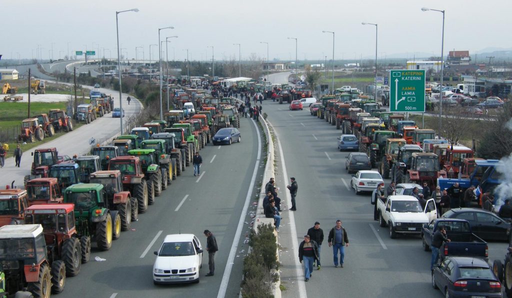 Κρήτη: Αγρότες απέκλεισαν για λίγη ώρα την εθνική οδό στη θέση “Μεγάλα Χωράφια”