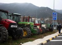 Μπλόκα αγροτών: Κλιμακώνουν τις κινητοποιήσεις τους οι αγρότες – Κλείνουν και οι σήραγγες των Τεμπών