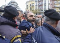 Θεσσαλονίκη: Ένταση μεταξύ συμβασιούχων και ΜΑΤ έξω από το υπουργείο Μακεδονίας – Θράκης (pics)
