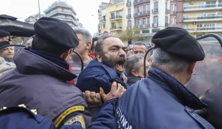 Θεσσαλονίκη: Ένταση μεταξύ συμβασιούχων και ΜΑΤ έξω από το υπουργείο Μακεδονίας – Θράκης (pics)