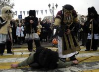 Θεσσαλονίκη: Aναβιώνει το χριστουγεννιάτικο έθιμο των Μωμόγερων