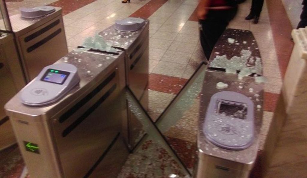 Μετρό Πανεπιστήμιο: Κουκουλοφόροι τα έκαναν “γυαλιά – καρφιά” – Έσπασαν ακυρωτικά μηχανήματα