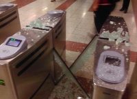 Μετρό Πανεπιστήμιο: Κουκουλοφόροι τα έκαναν “γυαλιά – καρφιά” – Έσπασαν ακυρωτικά μηχανήματα