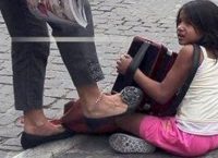 Τέσσερα χρόνια μετά: Η φωτογραφία γυναίκας που κλώτσησε κοριτσάκι και την οδήγησε στη φυλακή (pic)
