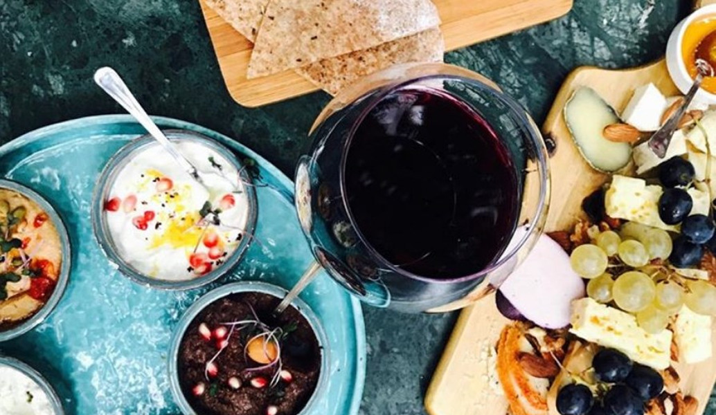 Μαύρο κρασί: Τέλος πια το ροζέ και λευκό – Αυτό είναι το νέο τρεντ