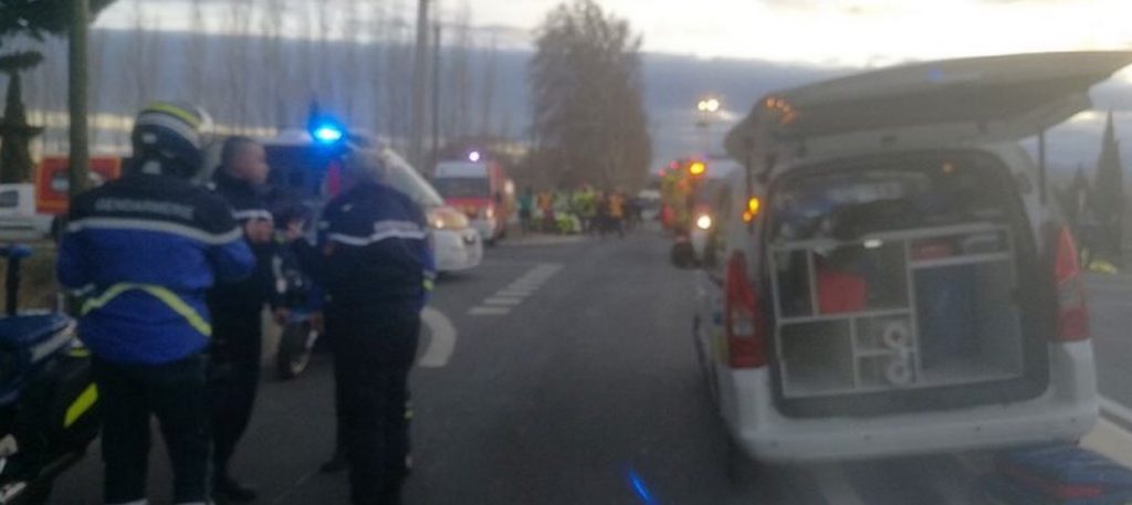 Γαλλία: Σύγκρουση σχολικού λεωφορείου με τρένο – Τουλάχιστον τέσσερις νεκροί (pics & vids)
