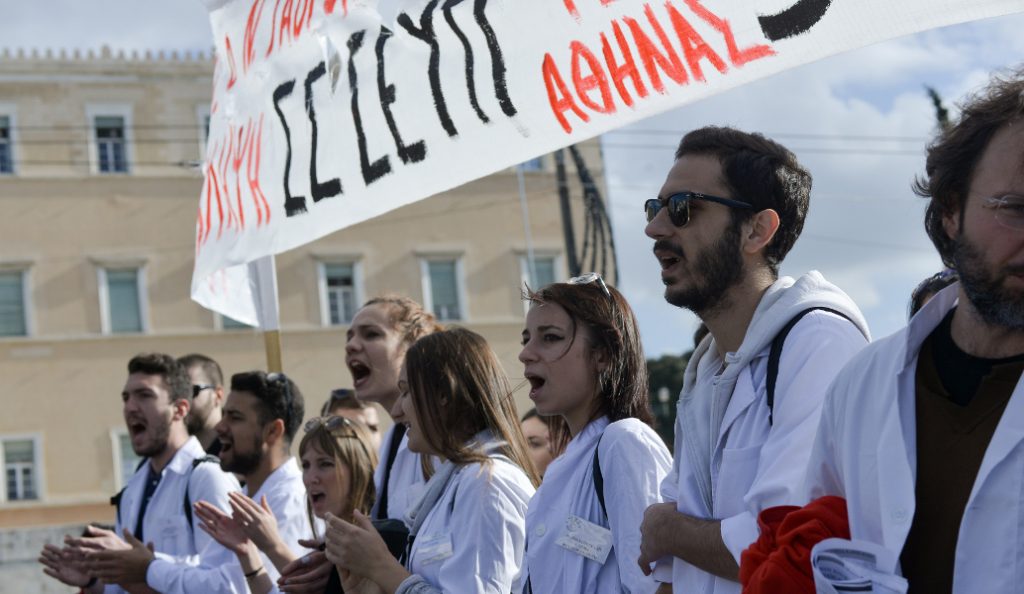 Γερμανικός Τύπος: Στους δρόμους οι Έλληνες – Αντιδρούν στα μέτρα λιτότητας που επιβάλλει ο Αλέξης Τσίπρας
