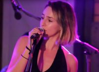 Monsieur Minimal: Η Kid Moxie τραγουδάει ζωντανά τo “Ici” από το νέο του άλμπουμ “Erotica” (vid)