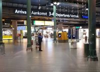 (UPD) Ολλανδία: Εκκενώθηκε το αεροδρόμιο Σχίπχολ – Αστυνομία πυροβόλησε άνδρα με μαχαίρι (pic)