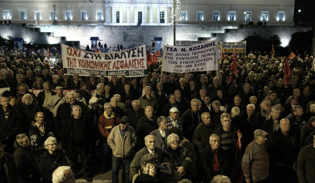 Συνταξιούχοι: Συγκέντρωση διαμαρτυρίας με ….φασολάδα στο Σύνταγμα – Κλειστοί οι δρόμοι (pics)