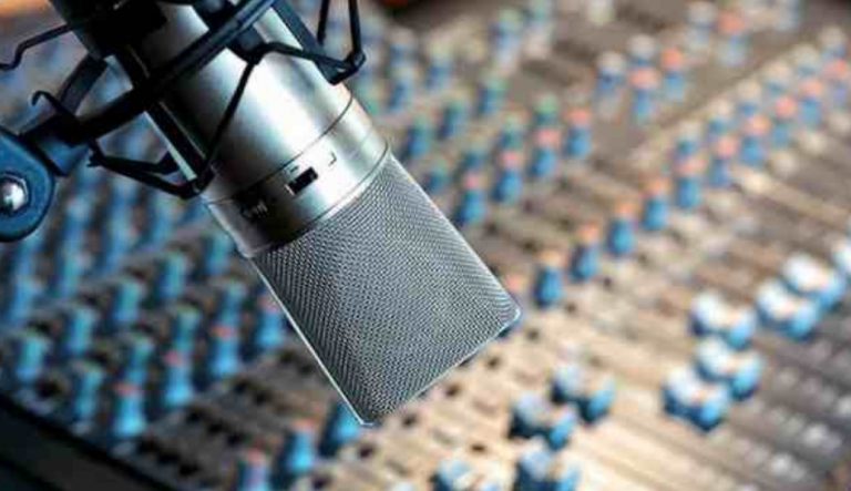 “Παντόφλα” σε ακροατή του ΣΠΟΡ FM από την σύζυγο του (vid)