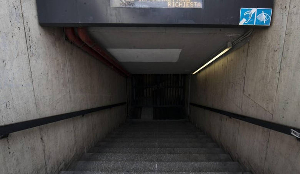 Μετρό: Άστεγη σπρώχνει στις ράγες του μετρό στο Βουκουρέστι νεαρή γυναίκα (vid)