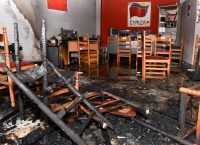 Ίλιον: Εμπρηστική επίθεση στα γραφεία του ΣΥΡΙΖΑ (pics)